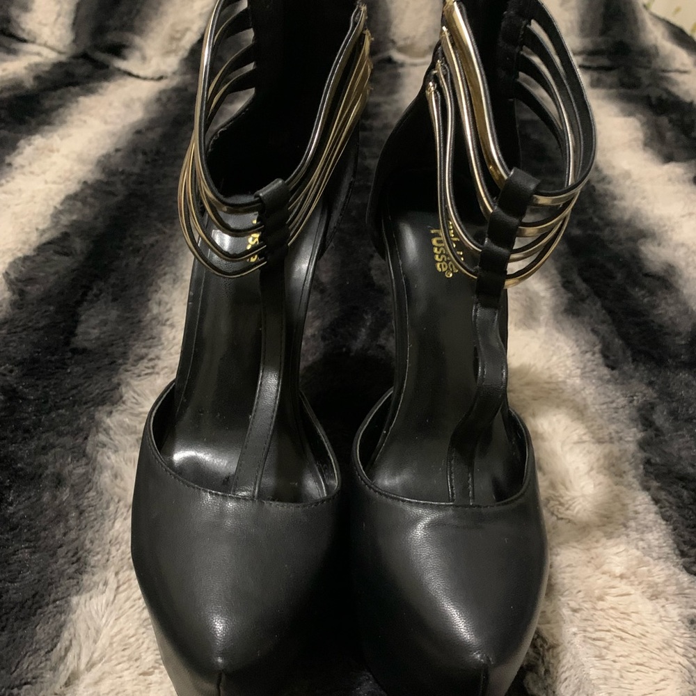 Heels. - Picture 2 of 4